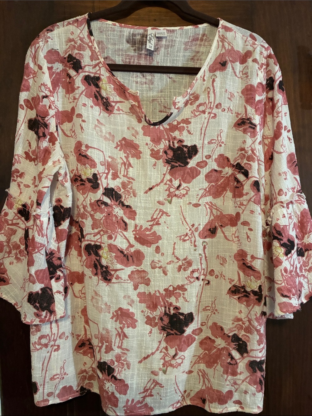 Women’s Floral V-Neck Tunic in Rose and Black by (no brand)